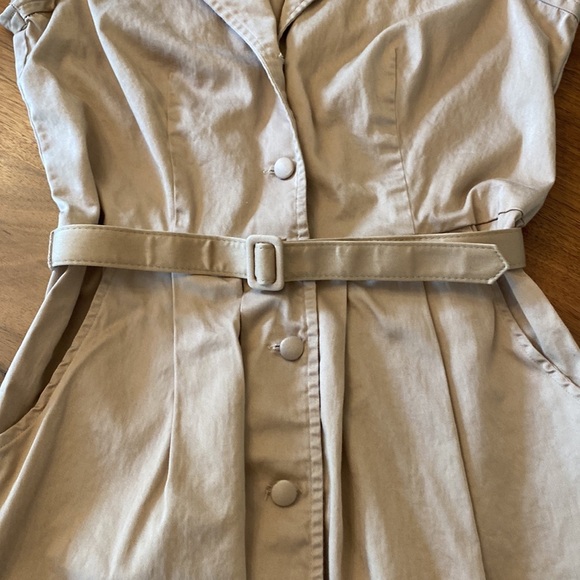 Max and Cleo very pretty button down belted dress.  Size S. DRESS HAS POCKETS - Picture 5 of 9